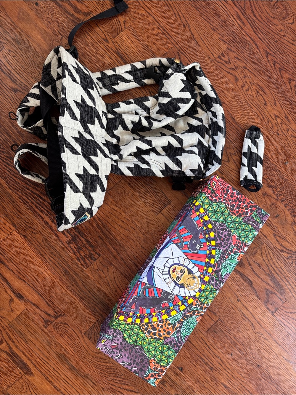 Black and White Houndstooth Carrier